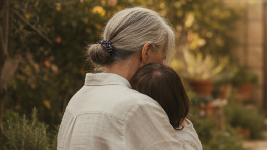 אישה מבוגרת יושב בחוץ עם ילד אישה מבוגרת יושב בחוץ עם ילד