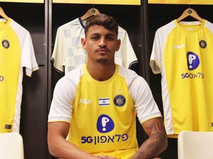 עקבו אחרי פטאצ'י עוד מברזיל (האתר הרשמי של מכבי ת (צילום: ספורט 5)