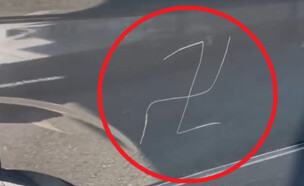 צלבי קרס על רכב להשכרה (צילום: באדיבות המצלם)