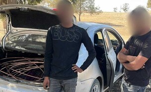 שני הגנבים שגנבו כבלי חשמול רכבתיים במהלך כיפור (צילום: רכבת ישראל )
