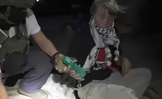 גרטה נעצרת על ידי חיל הים