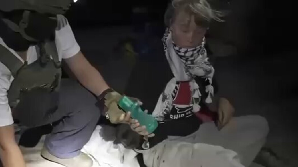 גרטה נעצרת על ידי חיל הים