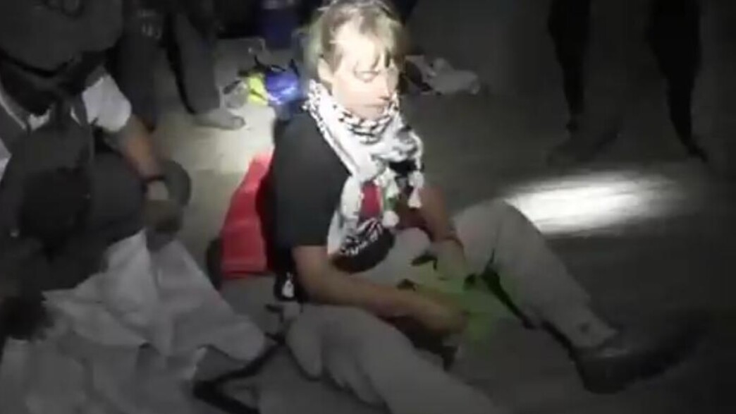 גרטה נעצרת על ידי חיל הים