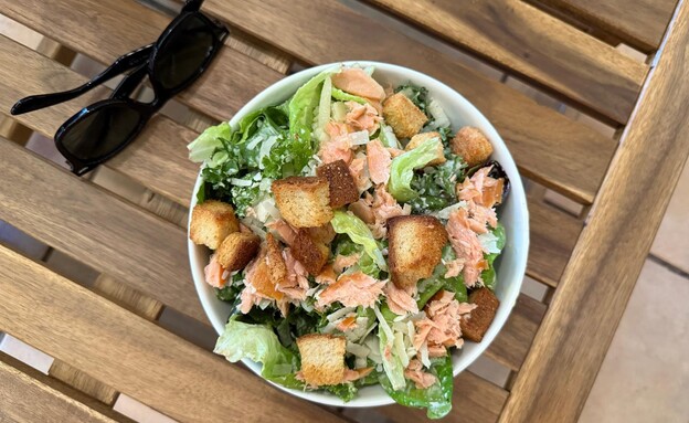 גם הסלט עם דג. סלון בזלת גם הסלט עם דג. סלון בזלת