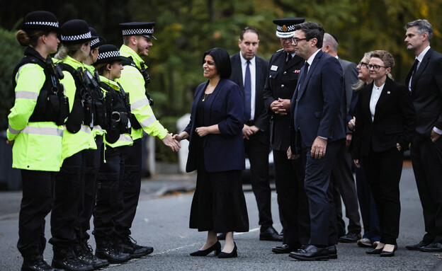 שרת הפנים שבאנה בזירת הפיגוע במנצ׳סטר