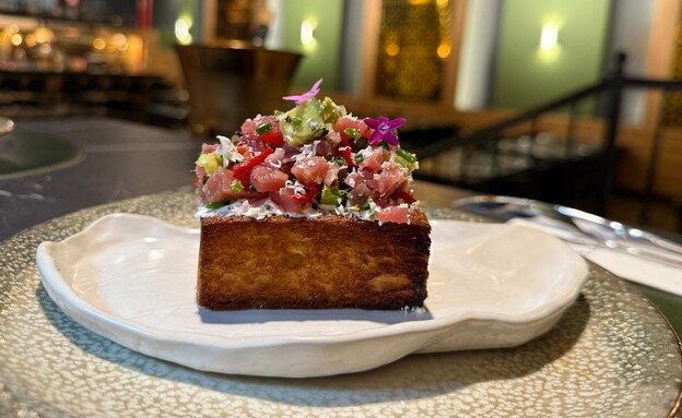 טרטר דג על לחם קריספי. לוספר