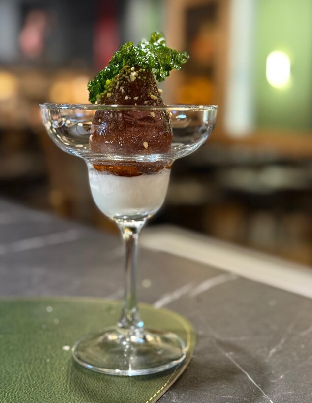 קובה מטוגנת על יוגורט חם. לוספר