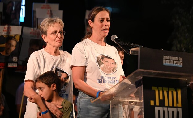 איילת ולאה גולדין בכיכר החטופים (צילום: פאולינה פטימר)