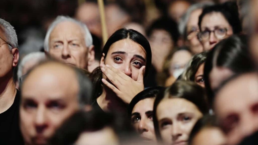 המונים בכיכר החטופים