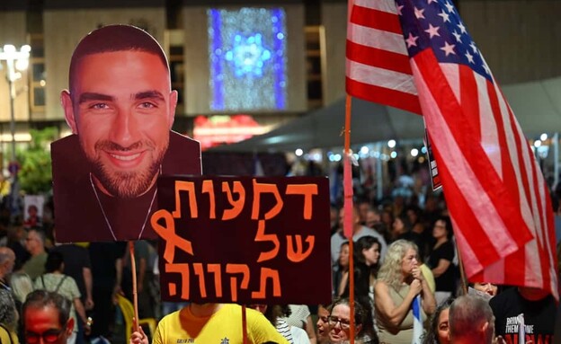 המונים בכיכר החטופים (צילום: פאולינה פטימר)