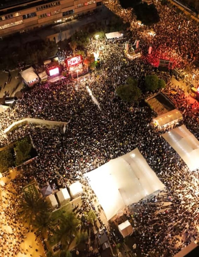 המונים בכיכר החטופים (צילום: רעי אש)