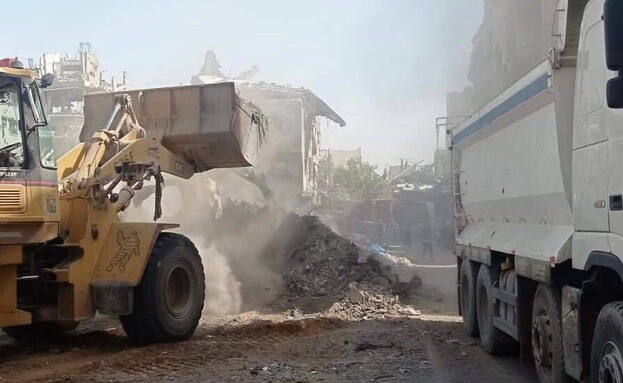 תושבים שהחלו לחזור לבתיהם בעיר עזה