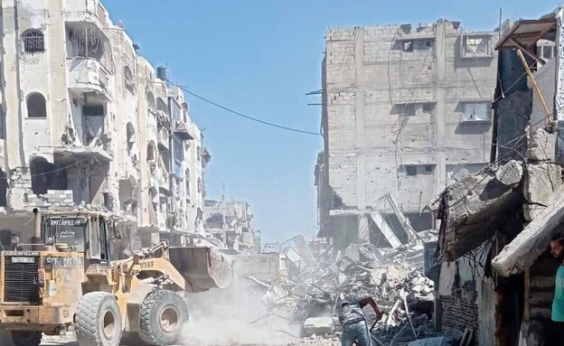 תושבים שהחלו לחזור לבתיהם בעיר עזה