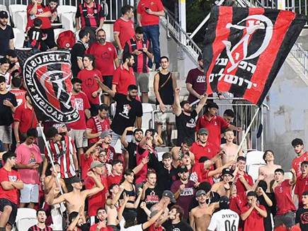 הקהל האדום הצפין לגרין (ברני ארדוב)