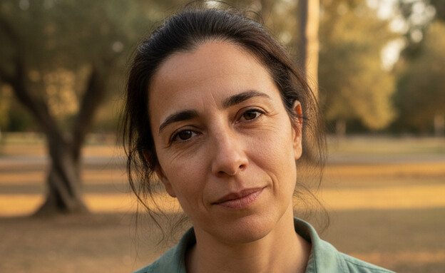 אישה עומדת בחוץ ומסתכלת למצלמה (AI: mako)