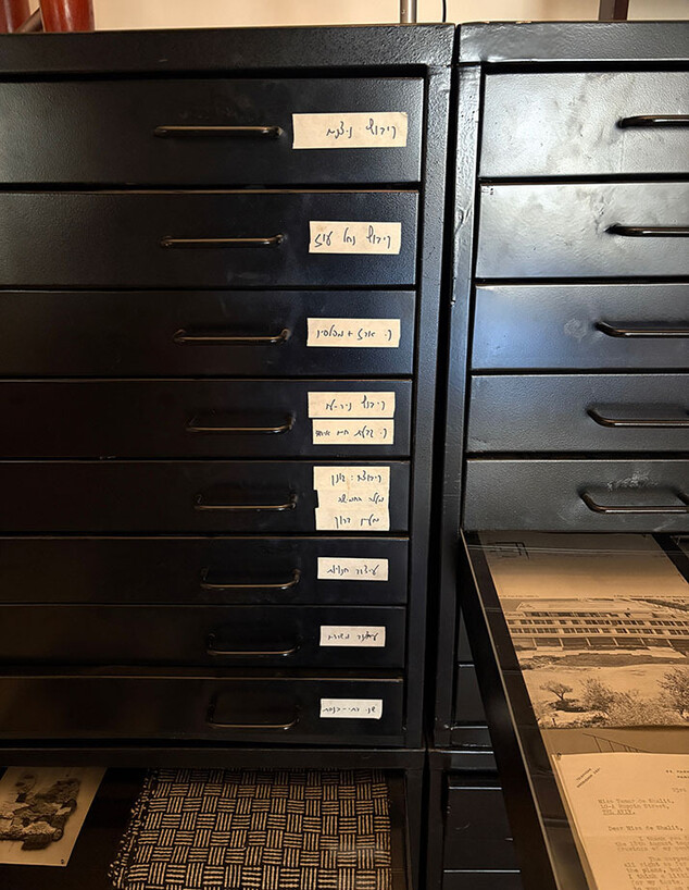 בניין בלונדון תמארת ארכיון עם מדבקות קיבוצים בניין בלונדון תמארת ארכיון עם מדבקות קיבוצים