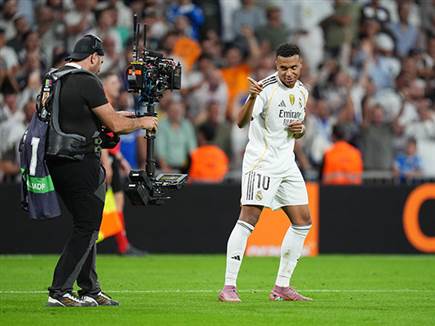 אמבפה עם 14 שערים ב-10 משחקים (Angel Martinez/Getty Images)