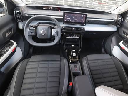 בסיטרואן יש ריפוד בד משולב עור וגם מערך מתלים מתקדם לשיפור הנוחות (צילום: ספורט 5)