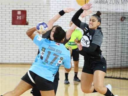 שרון אקלר ואנה לזינסקי מרמת גן במפגש מול זורק בור הסרבית. (צילום - (צילום: ספורט 5)