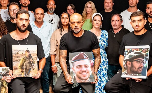 אייל גולן וליאם הפקות במחווה לחיילים שנפלו (צילום: אנג'ל הפקות)