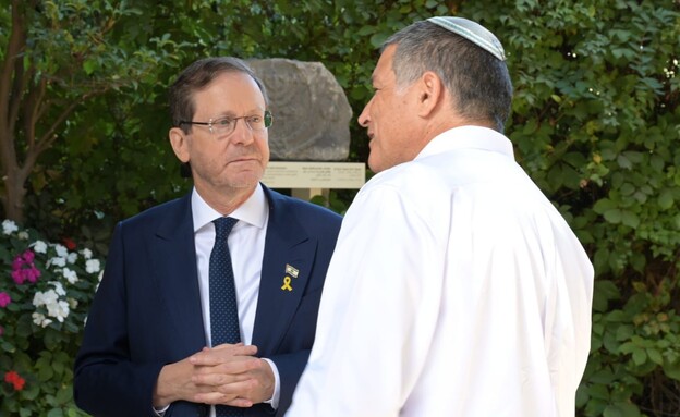 הנשיא הרצוג עם דוד זיני (צילום: אבי אוחיון)