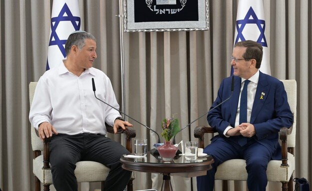 הנשיא הרצוג עם דוד זיני (צילום: אבי אוחיון)