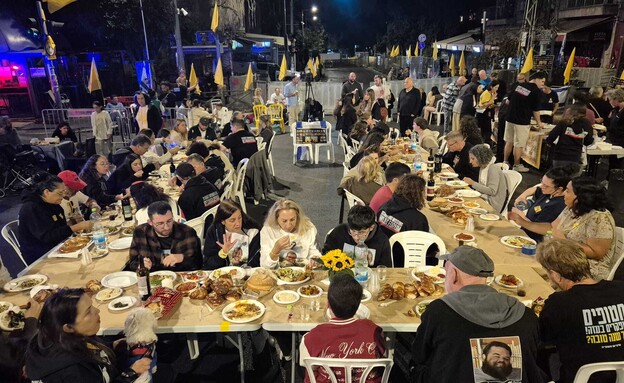 משפחות חטופים מסביב לשולחן ליד מעון ראש הממשלה (צילום: עידית אבישי)