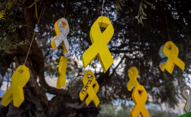 מיצג סמלי חטופים בכיכר החטופים (צילום: מרים אלסטר, פלאש 90)