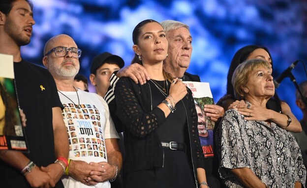 שירת התקווה עם משפחות החטופים על הבמה שירת התקווה עם משפחות החטופים על הבמה