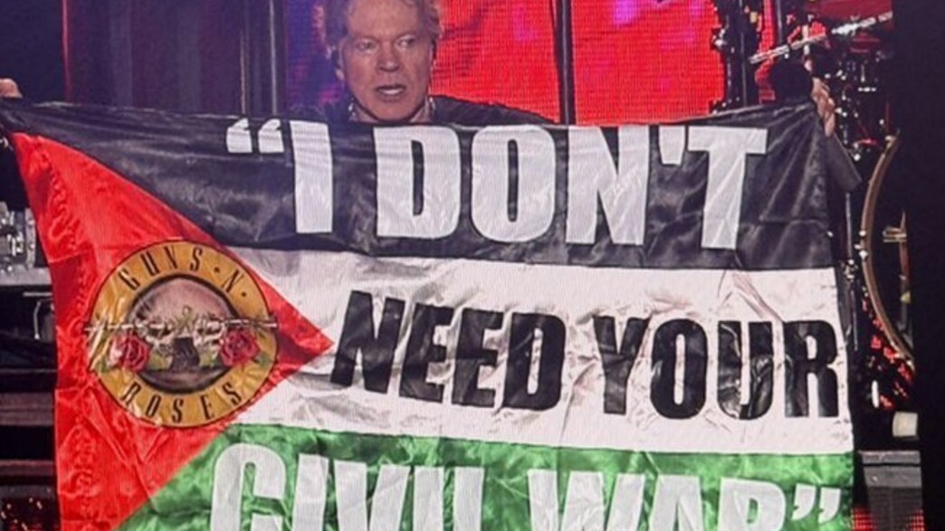 אקסל רוז עם דגל פלסטין