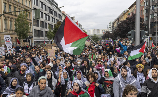 דגלים הפגנה פרו פלסטינית ישראלית ברלין גרמניה דגלים הפגנה פרו פלסטינית ישראלית ברלין גרמניה