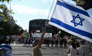הפגנה פרו פלסטינית ישראלית ברלין גרמניה אנטישמיות (צילום: RALF HIRSCHBERGER, getty images)