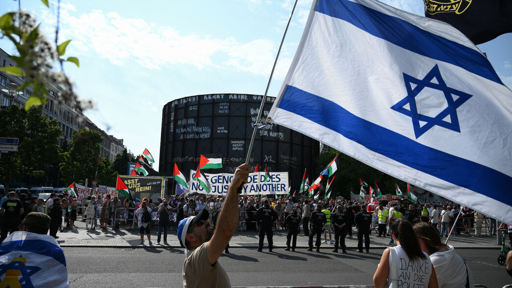 הפגנה פרו פלסטינית ישראלית ברלין גרמניה אנטישמיות הפגנה פרו פלסטינית ישראלית ברלין גרמניה אנטישמיות