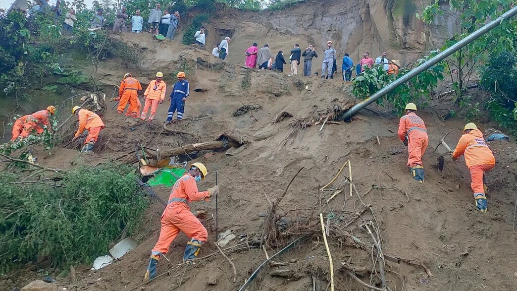 מפולת הבוץ שגרמה לתאונת אוטובוס קשה בהודו