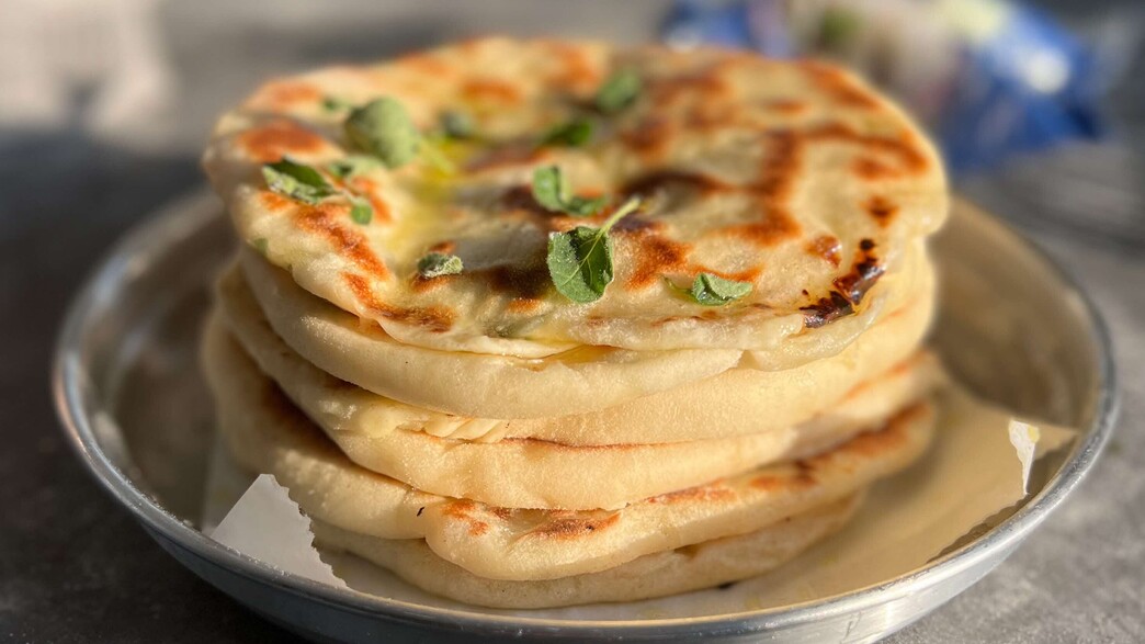 פיתה עם אורגנו וגבינה מלוחה