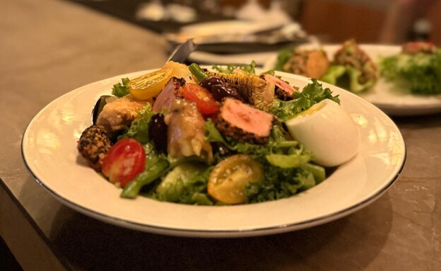 על התפריט חתום השף קובי רווה על התפריט חתום השף קובי רווה