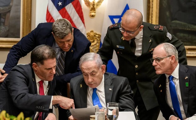 ראש הממשלה בנימין נתניהו וצוותו בבית הלבן (צילום: הבית הלבן)