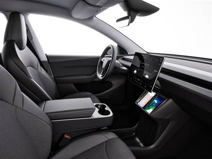 גם מבפנים יש שינוי עיצוב קלים, ופחות אבזור...