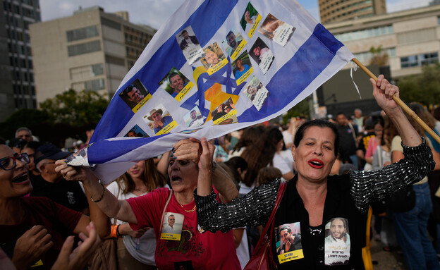 המונים שמחים בכיכר החטופים לאחר ההכרזה על העסקה (צילום: AP)
