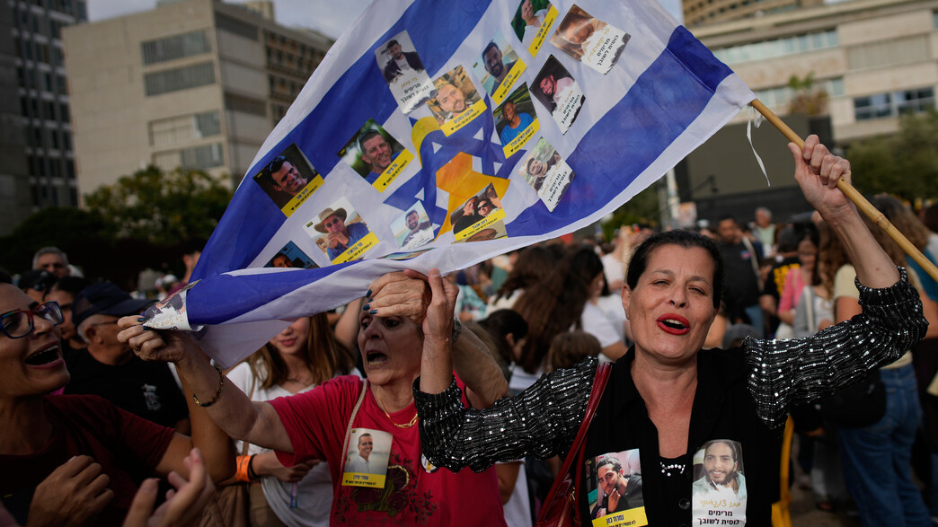 המונים שמחים בכיכר החטופים לאחר ההכרזה על העסקה המונים שמחים בכיכר החטופים לאחר ההכרזה על העסקה