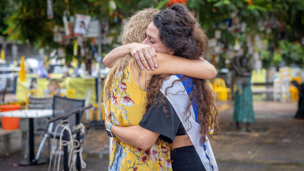 חגיגות בכיכר החטופים בתל אביב לאחר ההכרזה על ההסכם לסיום המלחמה חגיגות בכיכר החטופים בתל אביב לאחר ההכרזה על ההסכם לסיום המלחמה
