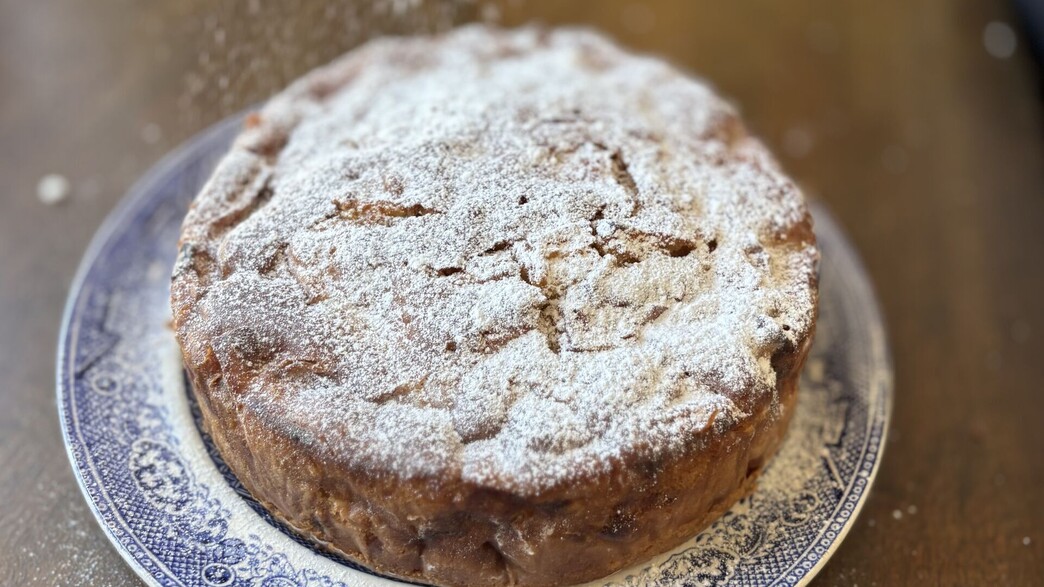 עוגת תפוחים עם חלב חם