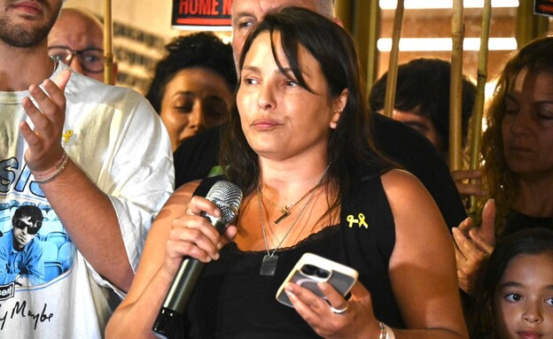 עמית סוסנה בהצהרת שורדי שבי בכיכר החטופים עמית סוסנה בהצהרת שורדי שבי בכיכר החטופים