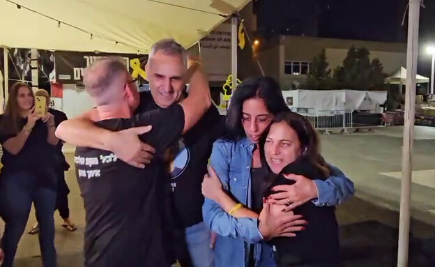 משפחות חטופים מתחבקות בכיכר החטופים 