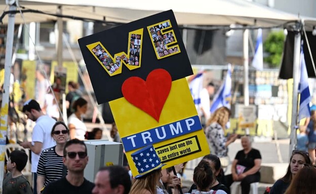המונים שמחים בכיכר החטופים לאחר ההכרזה על העסקה (צילום: פאולינה פטימר)