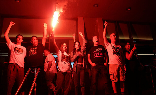 התגובות בכיכר החטופים להודעה על העסקה התגובות בכיכר החטופים להודעה על העסקה