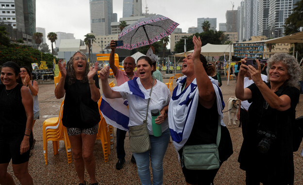 התגובות בכיכר החטופים להודעה על העסקה (צילום: Reuters)
