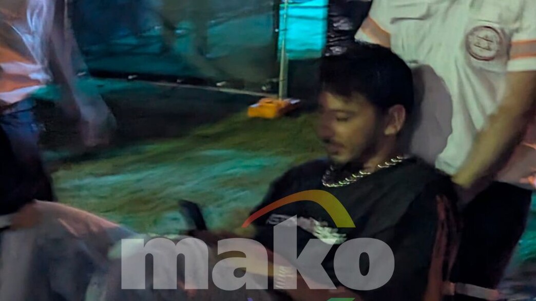 בגלל הגשם: לירן דנינו החליק על הבמה ונזקק לטיפול רפואי