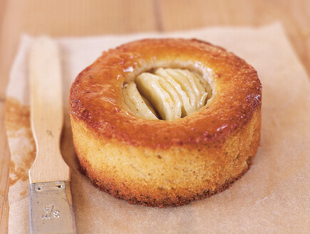 מאפה קרם שקדים ותפוחים (צילום: מיכל לנרט, 100 העוגות הטובות של על השולחן)