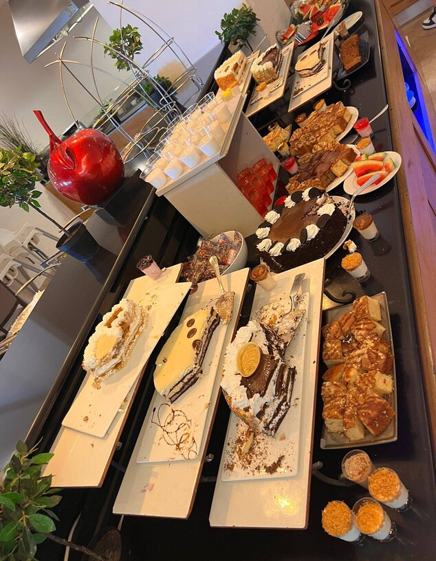 קינוחים בחדר האוכל